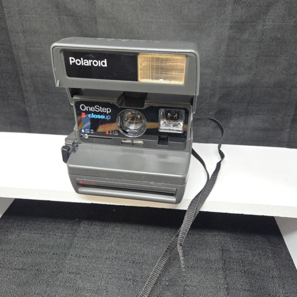 Polaroid 600‎ One Step Close Up - Instant Film & Flash Tested Camera w/ Strap